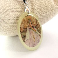 Pendentif Vierge Marie Catholique en Résine Faite à la Main, Bijou Luminescent, Collier Personnalisé, Icône