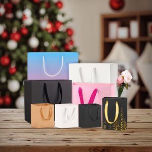 Sacs en papier kraft personnalisés de luxe avec logo pour bonbons, vêtements, chaussures, cadeaux de Noël et de fêtes, et cadeaux pour invités - Product Image 5
