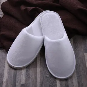 Zapatillas de hotel desechables de material de siesta de color blanco con punta cerrada para hotel de 4 estrellas