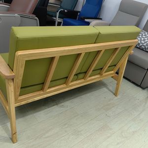 Sofá de madera maciza con estructura de roble y tapicería verde para sala de estar, apto para personas mayores - Product Image 4
