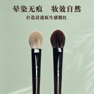 Pinceau à blush en forme de cœur, poils doux d'animaux, manche en bois pour une application de maquillage naturel. - Product Image 3