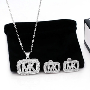 Nouvel ensemble de bijoux de créateur en acier inoxydable plaqué or 18 carats pour femmes, avec collier et boucles d'oreilles ornés de zirconiums cubiques luxueux et de la lettre <span class=keywords><strong>MK</strong></span> - Product Image 5