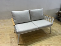 Ensemble de conversation extérieur moderne et minimaliste 4 pièces avec coussins gris clair et table basse en alliage d'aluminium, résistant à la rouille, élégant pour les patios