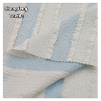 2561 #   Tissu jacquard plissé rayé bicolore en polyester respirant et élastique tricoté chaîne pour la confection de robes, t-shirts et maillots de bain pour femmes