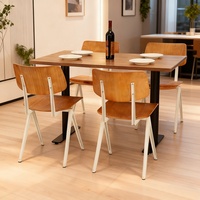 Chaise en métal de haute qualité avec assise rembourrée et dossier en bois, empilable, durable, contemporaine, pour usage intérieur et extérieur, restaurant, café, salon