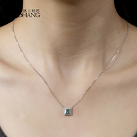 Collar con Colgante de Diamante Sintético Certificado por IGI, Oro Blanco de 9K, Corte Princesa, Diamante Verde de Laboratorio con Halo