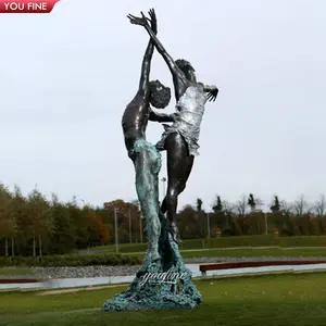 Statua all'aperto della scultura del bronzo di Dancing dell'uomo e della donna a grandezza naturale del giardino