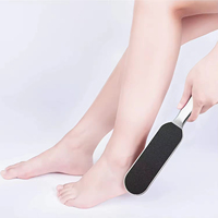 Râpe à pieds en acier inoxydable avec long manche, éliminateur de callosités et grattoir pour peaux mortes, papier de verre remplaçable