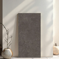 750x1500 Carreaux de porcelaine de série de pierre brute gris foncé Revêtement de sol antidérapant non poreux Carreaux de mur en céramique épaisse pour le hall de l'hôtel