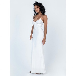 Robe longue d'été blanche pure avec bordure en dentelle, fines bretelles, décolleté plongeant et effet amincissant - Product Image 6