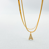 EManco Collier en acier inoxydable plaqué or 14K avec chaîne serpent chevrons et pendentif lettre double zircone, Vente en gros