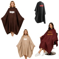 Capes de coiffeur imperméables personnalisées avec logo, vente en gros, pour spa, couleur brun clair foncé, impression et broderie, cape de barbier beige pour salon
