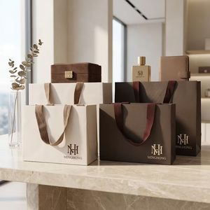 Bolsa de Papel Blanca Reciclable Ecológica con Asa de Cuerda de Algodón Natural, <span class=keywords><strong>Bolsas</strong></span> de Embalaje <span class=keywords><strong>para</strong></span> Regalos de Ropa de Lujo con Logotipo Personalizado al <span class=keywords><strong>por</strong></span> Mayor - Product Image 1
