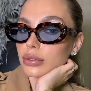 Gafas de Sol de Moda 2025 con Logotipo Personalizado, Diseño Ovalado de Ojo de Gato con Estampado de Leopardo, Protección UV400, Remaches Punk, para Mujer - Product Image 1