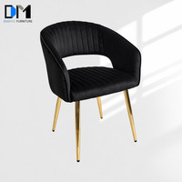 Chaise de salle à manger moderne en velours noir DM avec accoudoirs et pieds en métal doré pour hôtel, restaurant, vente en gros