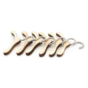 Accessoires miniatures pour maison de poupée 1:12, Mini <span class=keywords><strong>cintre</strong></span> en bois pour poupée - Product Image 2