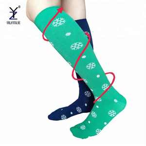 Chaussettes de compression fantaisie graduées athlétiques motif flocon de <span class=keywords><strong>neige</strong></span> pour femmes 15 20mmhg personnalisé - Product Image 3