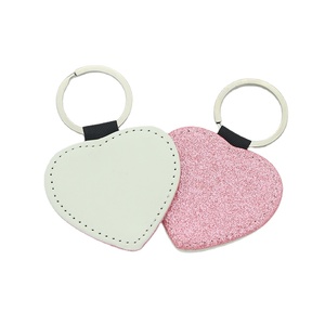 Llavero de Cuero con Forma de Corazón Brillante y Logotipo Personalizado, Sublimable, para Mosquetones y Llaveros Promocionales, Hecho en China - Product Image 1