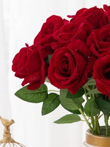 <span class=keywords><strong>Bouquet</strong></span> da Sposa Artificiale con Rose Rosse, Fiori Finti Realistici in Velluto, Decorazione Floreale, Rose Artificiali, Regalo per San Valentino, Festa di Matrimonio - Product Image 2