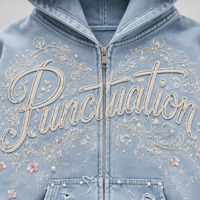 Ensemble survêtement streetwear personnalisé : sweat à capuche oversize zippé et pantalon de survêtement coupe droite, en denim déchiré, avec impression DTG et broderie de patchs