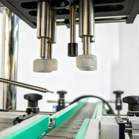 Machine de capsulage automatique linéaire à 4 roues servo électrique Zhongjie AC220V 0-80 pièces/min pour bouchons de pompe en plastique/métal