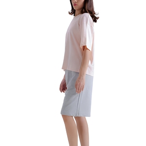 Ensemble 2 pièces pour femmes, haut à manches courtes en tricot rose avec short gris, col rond, coupe ample, décontracté, vêtements d'été printemps, coton respirant - Product Image 1
