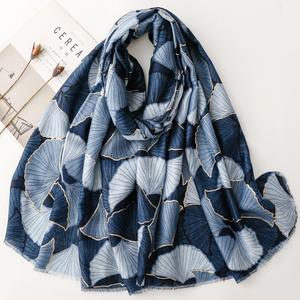 Écharpe à tête imprimée de haute qualité, grandes étoles, sensation de coton viscose doux, feuilles dorées brillantes, écharpes enveloppantes, châles - Product Image 4