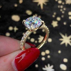 Anello con Cristallo Rotondo a Quattro Punte per Donne, Tono Dorato con Dettagli Pavé, Elegante Accessorio per Uso Quotidiano - Product Image 1