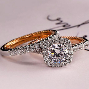 Anello Bicolore con Cristalli Pavé per Donne, Elegante Accessorio Moda per Uso Quotidiano e Feste - Product Image 1