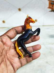 Figurine de cheval en verre soufflé à la main, corps noir, crinière et queue ambre, en position de dressage, ornement décoratif artistique - Product Image 5
