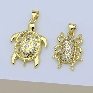 BD-D1111 Encantadores dijes de tortuga blancos con circonitas cúbicas, colgante de tortuga/cola de pez chapado en oro con circonitas transparentes, dije de cobre de moda con forma de tortuga, venta al por mayor - Product Image 2