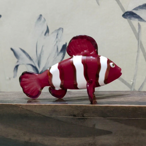 งานฝีมือแก้วทำมือรูปปลาการ์ตูนลายแดงขาว ของตกแต่งรูปสัตว์ - Product Image 1