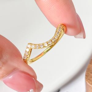 En stock - Bagues irrégulières - Bijoux - Argent plaqué or - Pierres brillantes en CZ - Bague en zircone ondulée pour filles - Cadeau - Product Image 2