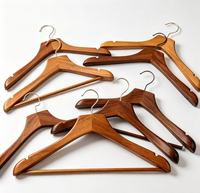 Cintre en bois massif de luxe avec crochet doré pour hôtel, chambre, blanchisserie, logo personnalisé, pince lotus en hêtre pour hôtel