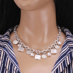 Collar de perlas sintéticas con cadena dorada y dijes geométricos, cadena para clavícula para mujer, joyería para fiestas - Product Image 4