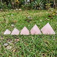 Großhandel Natürliche Bestseller Heim- und Bürodekoration Rosenquarz-Pyramide Handgeschnitzte Kristallpyramide Ornament