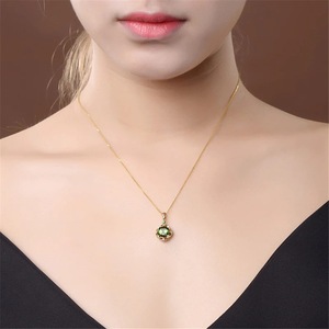 Elegante Collana con Ciondolo Quadrato per Donne, Catena con Bordo Floreale per Uso Quotidiano, Accessorio per Clavicola - Product Image 3