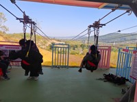 Équipement de terrain de jeux professionnel en plein air, tyrolienne d'aventure dans un parc d'attractions en montagne