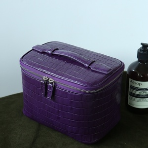 Bolsa de artículos de tocador con patrón de serpiente y cocodrilo de PU, resistente al agua, de cuero brillante, varios colores, logotipo en relieve, bolsas de cosméticos para hombres - Product Image 1