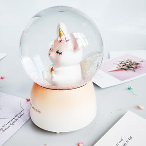 كرة ثلجية كريستالية اصطناعية لهدايا عيد الميلاد، زينة صغيرة للأطفال، كرة زجاجية من الراتنج مع إضاءة LED - Product Image 5