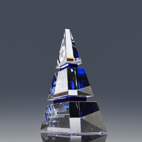 Trophée pyramidal en cristal K9 avec logo personnalisé et gravure pour la célébration de réalisations spéciales