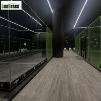 Ajustement flexible de la luminosité avec des lumières LED à 360 degrés, vue panoramique complète de la piste de padel sur gazon noir