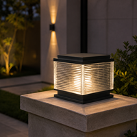 Lampe de poteau extérieure moderne avec diffuseur à nervures horizontales pour l'éclairage paysager