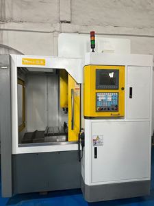 Machine de gravure et de fraisage CNC verticale <span class=keywords><strong>Deme</strong></span> 650 2021 Syntec 21MA 7,5 kW 24000 tr/min avec plateau en marbre pour pièces de précision et moules en Australie - Product Image 1