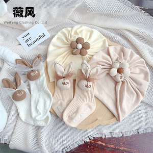 Gorro <span class=keywords><strong>y</strong></span> Calcetines de Encaje con Diseño de Conejo de Dibujos Animados PL INS, Gorro <span class=keywords><strong>Turbante</strong></span> para Bebé Recién Nacido, Adorable Gorro de Algodón con Flores <span class=keywords><strong>y</strong></span> Calcetines de Conejo - Product Image 3