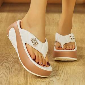 Sandales tongs à plateforme à semelle épaisse tendance, augmentant la taille, légères, en EVA, polyvalentes pour les déplacements, comme des pantoufles - Product Image 1