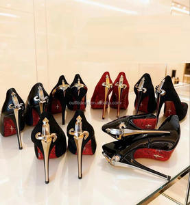 Tacones de Cuero de Lujo con Logotipo, Diseño de Alta Calidad, Zapatos de Tacón Alto con Punta de Daga Dorada en Negro, Cesare Paciotti - Product Image 4