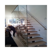 Escalier droit résidentiel moderne pour accès au loft, avec marches larges antidérapantes