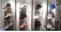 Jihong Boîte de présentation de chaussures en acrylique double transparente personnalisée avec carton au design moderne et simple emballé pour les expositions en magasin à domicile