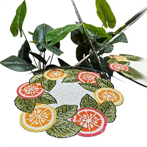 Salvamanteles Redondo Hecho a Mano con Cuentas de Algodón Bordado con Diseño de Fruta Naranja - Product Image 1